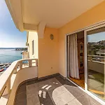 Apartment 3 Bedroom In Okrug Gornji *