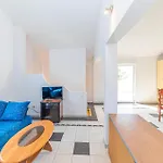 Apartment 3 Bedroom In Okrug Gornji