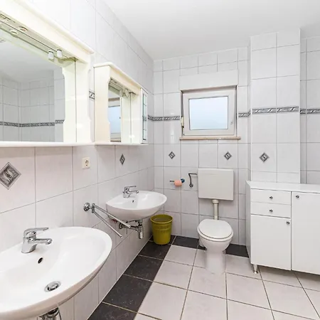 3 Bedroom In Okrug Gornji Appartement *