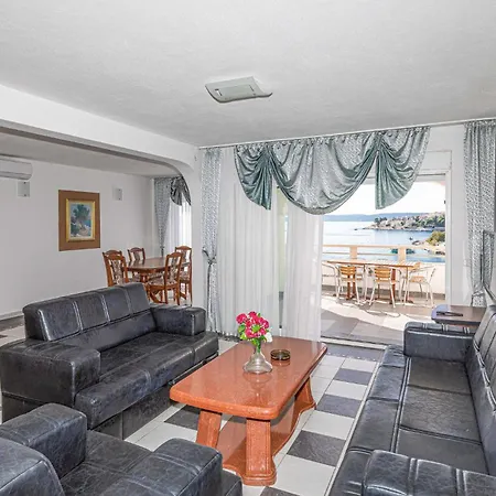 3 Bedroom In Okrug Gornji Lägenhet Trogir