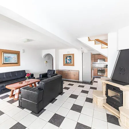3 Bedroom In Okrug Gornji Lägenhet Trogir