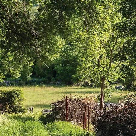 Awesome In Okrug Gornji דירה