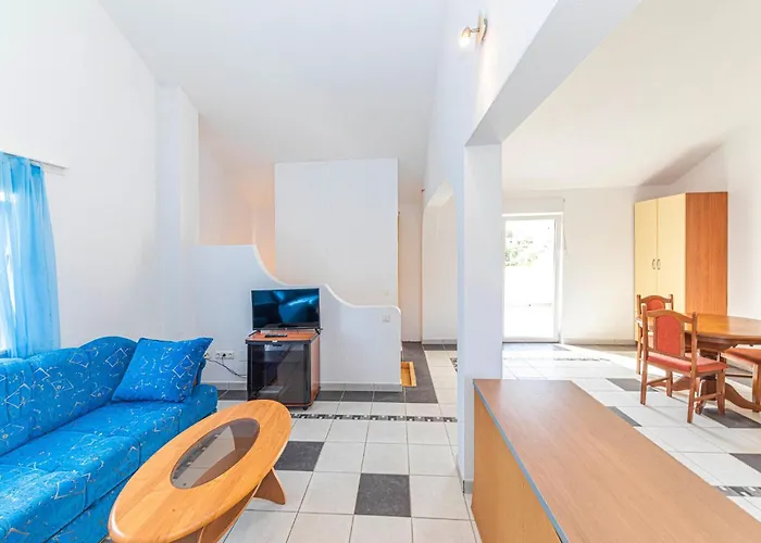 Apartment Awesome In Okrug Gornji