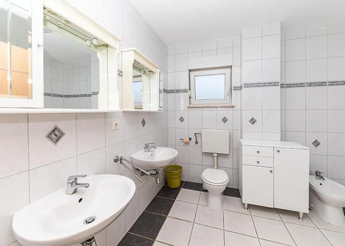 Awesome In Okrug Gornji Apartment *