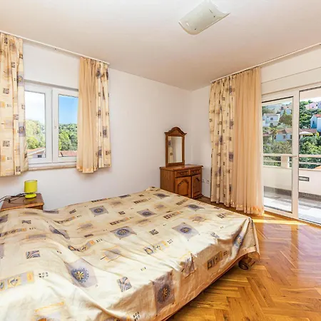 Apartmán 3 Bedroom In Okrug Gornji *
